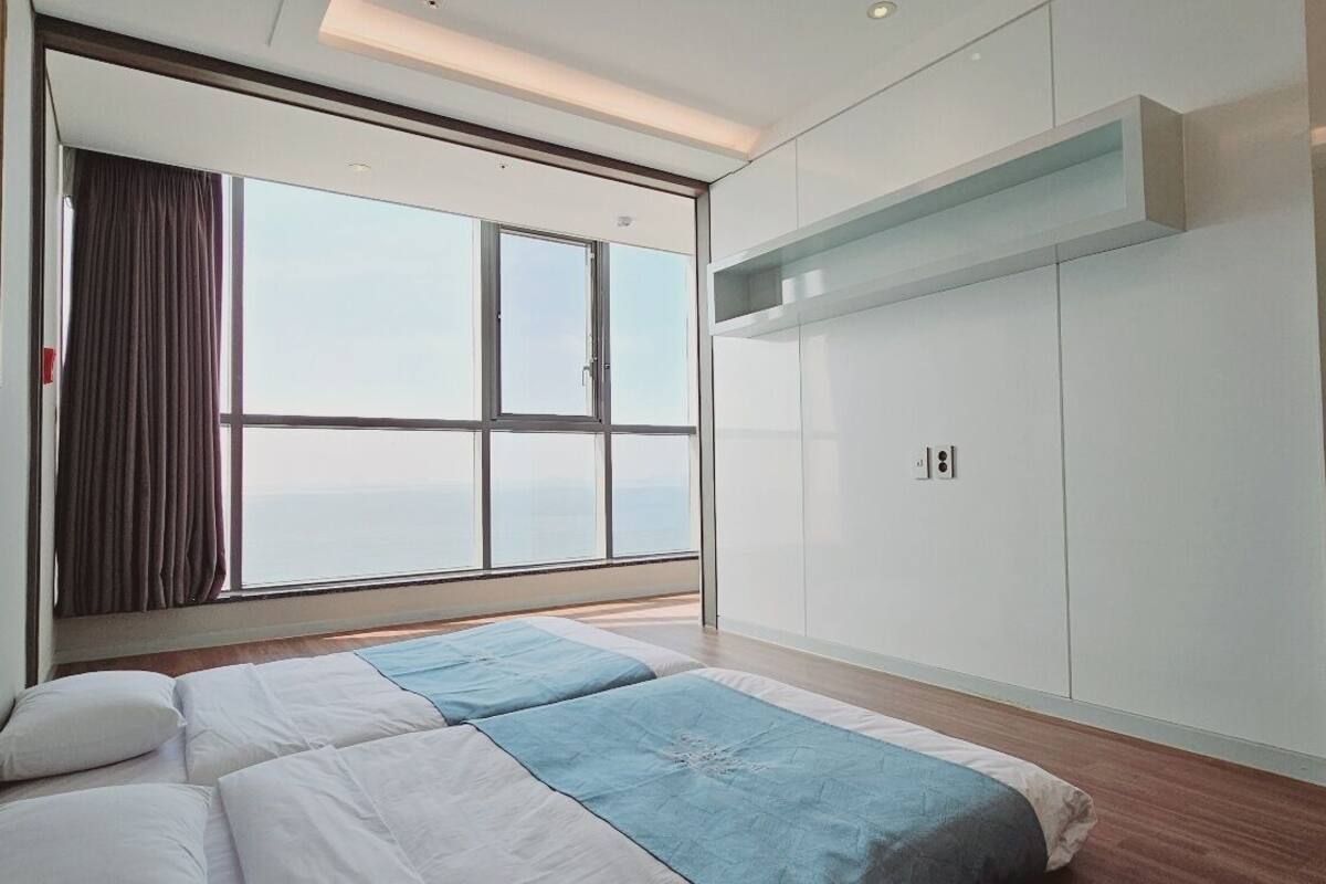 solaire suite | 1 bedroom, in-room safe, desk, free wifi