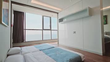 Solaire Suite | In-room safe, desk, free WiFi