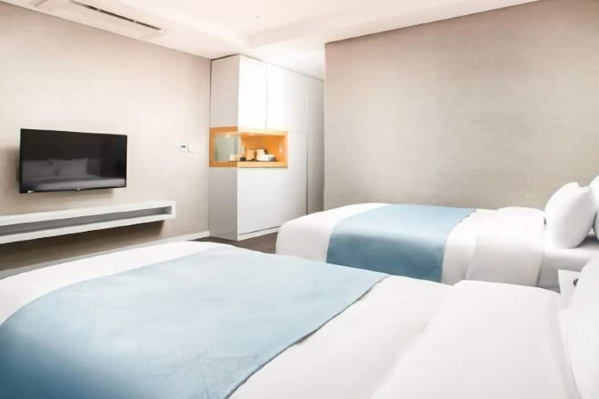 1 habitación, caja de seguridad en la habitación y escritorio
