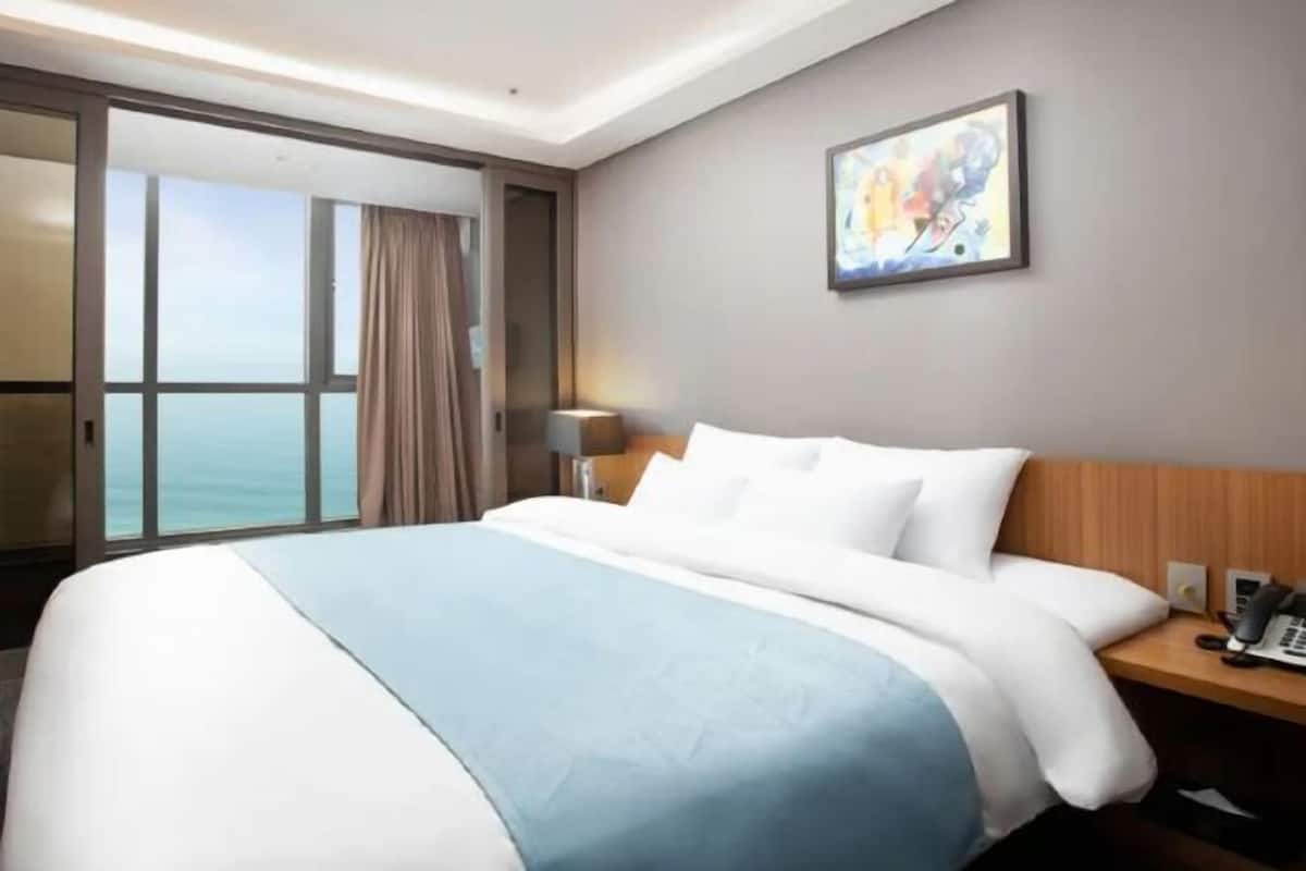 In-room safe, desk, free WiFi