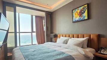 Solaire Suite | In-room safe, desk, free WiFi