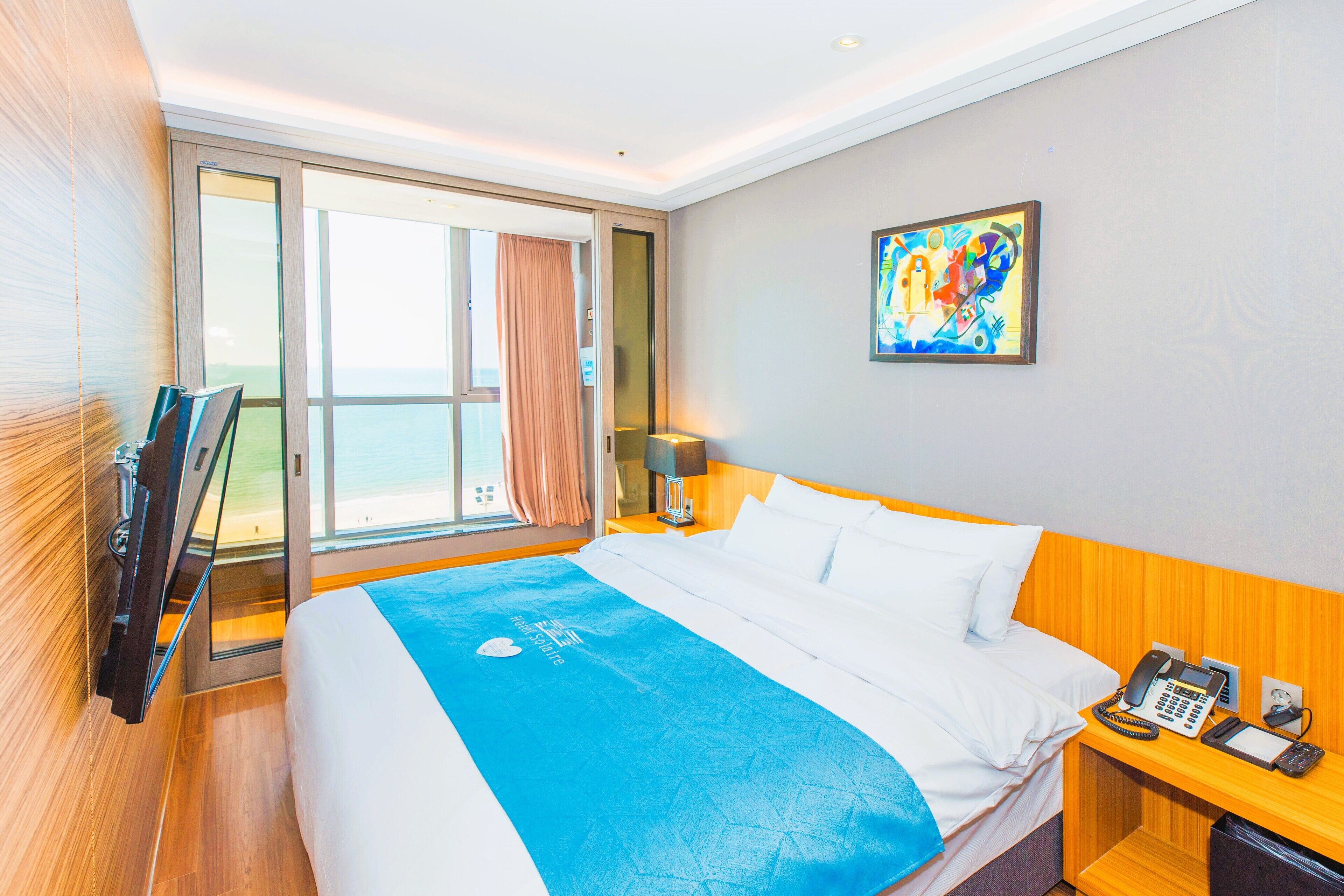 Executive Family Room | In-room safe, desk, free WiFi