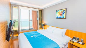 Executive Family Room | In-room safe, desk, free WiFi