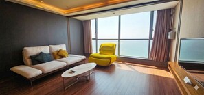 Solaire Suite | Caja fuerte, escritorio, wifi gratis