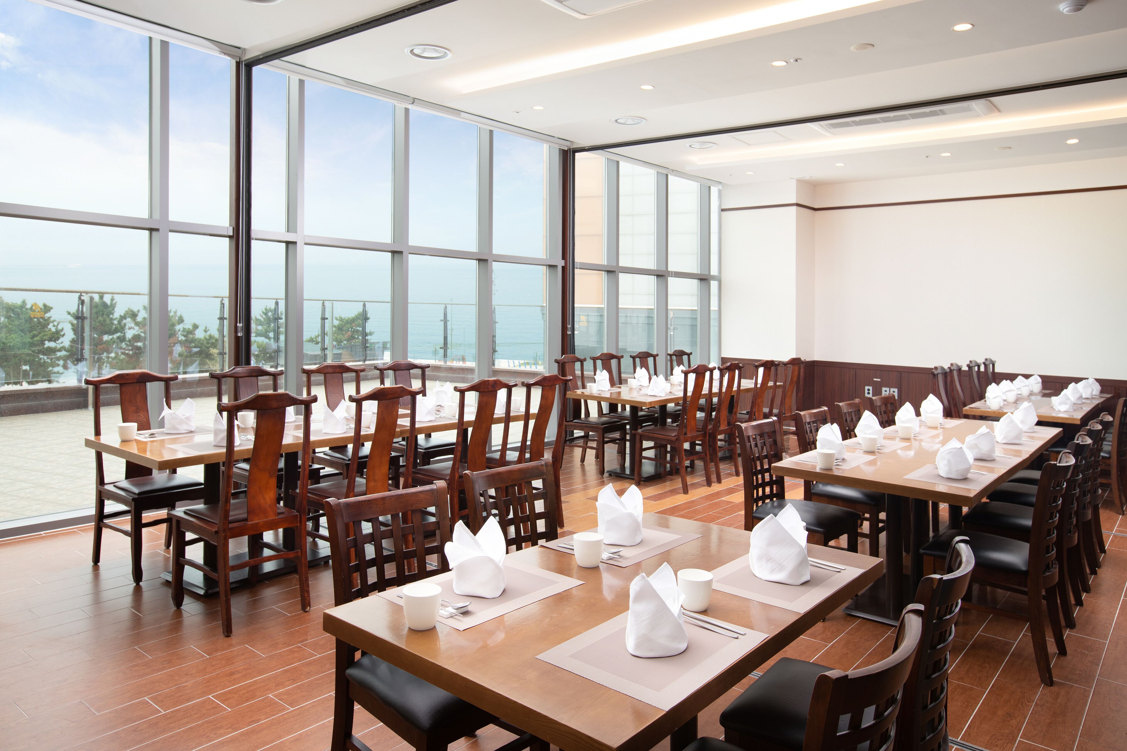 breakfast, lunch served; international cuisine, sea views