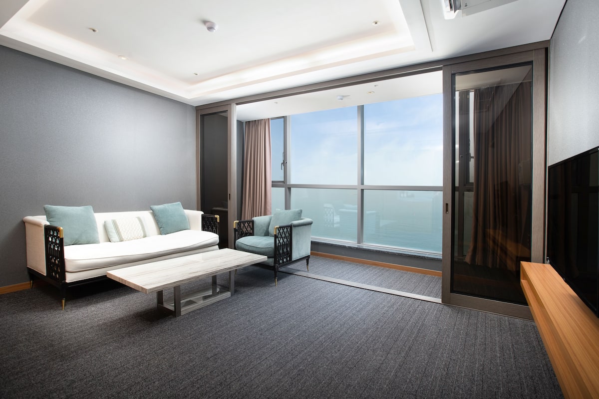 solaire suite | living area | flat-screen tv, heated floors