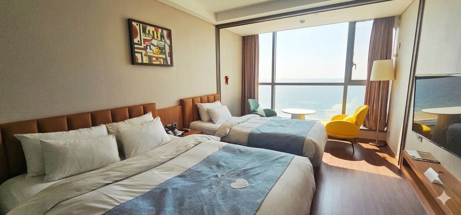 Habitació amb dos llits individuals estàndard | Caixa forta a l'habitació, escriptori i wifi gratuïta 