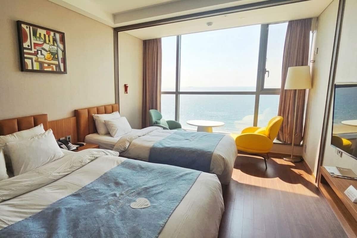 Standard Twin Room | In-room safe, desk, free WiFi