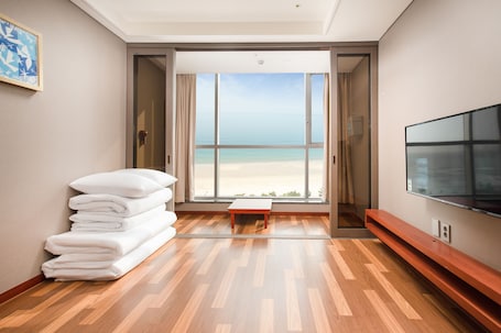 Standard Ondol Room | In-room safe, desk, free WiFi