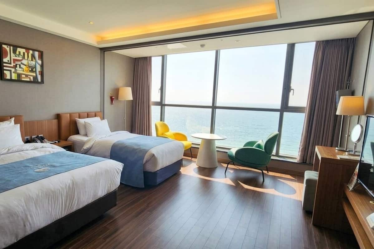 Deluxe Twin Room | In-room safe, desk, free WiFi