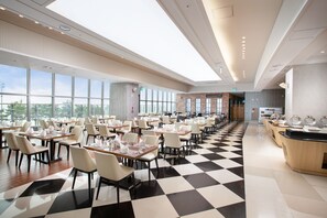 Se sirven desayunos y almuerzos; cocina internacional; con vista al mar