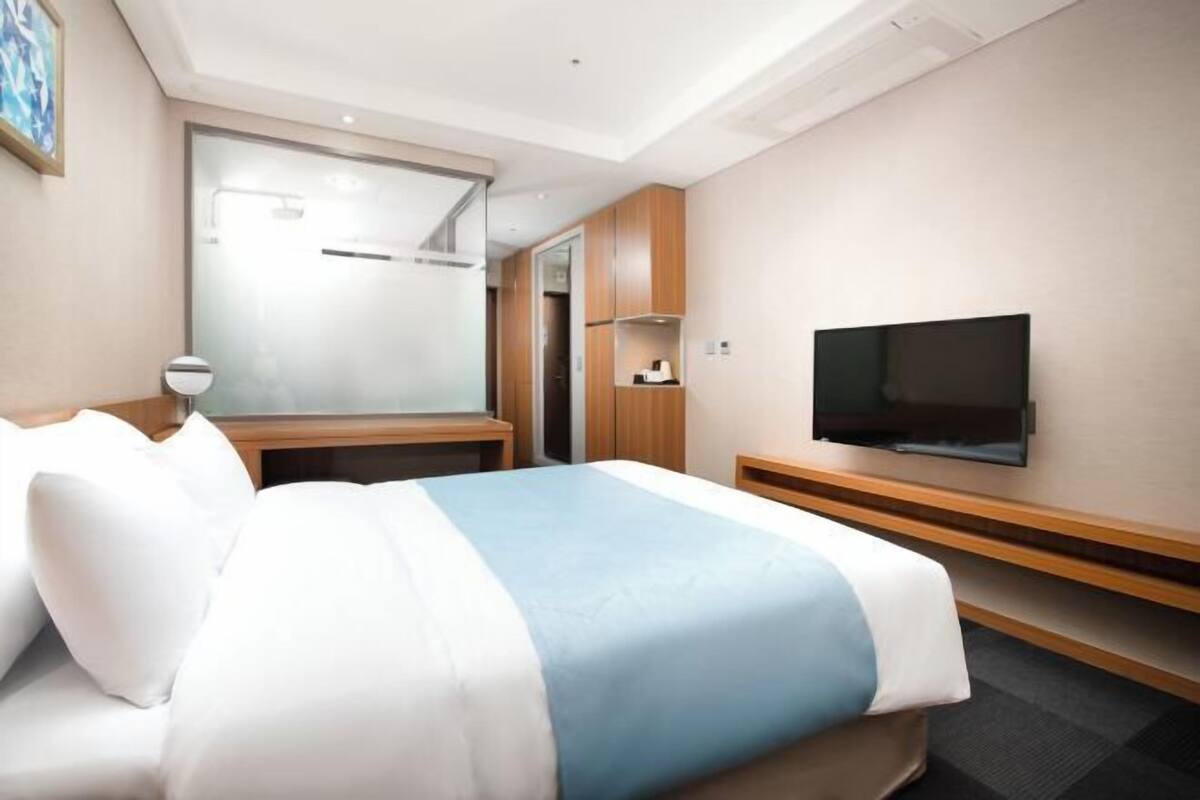 In-room safe, desk, free WiFi