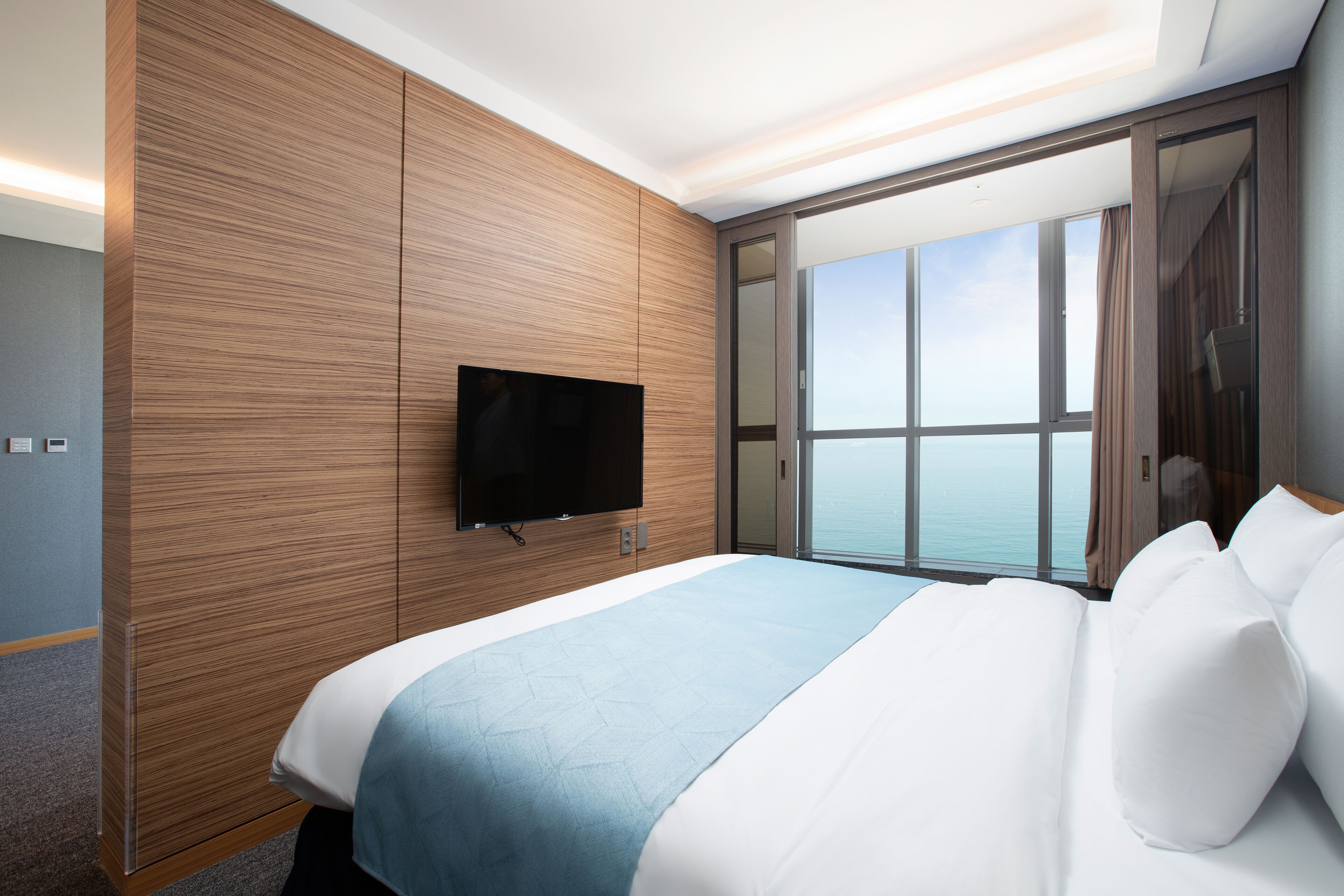 solaire suite | 1 bedroom, in-room safe, desk, free wifi