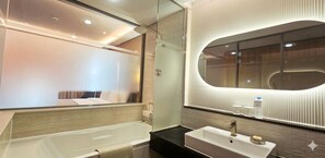 Family Deluxe Ondol Room | Bathroom | Separate tub and shower, hair dryer, slippers, bidet - Hotel Solaire (Boryeong)