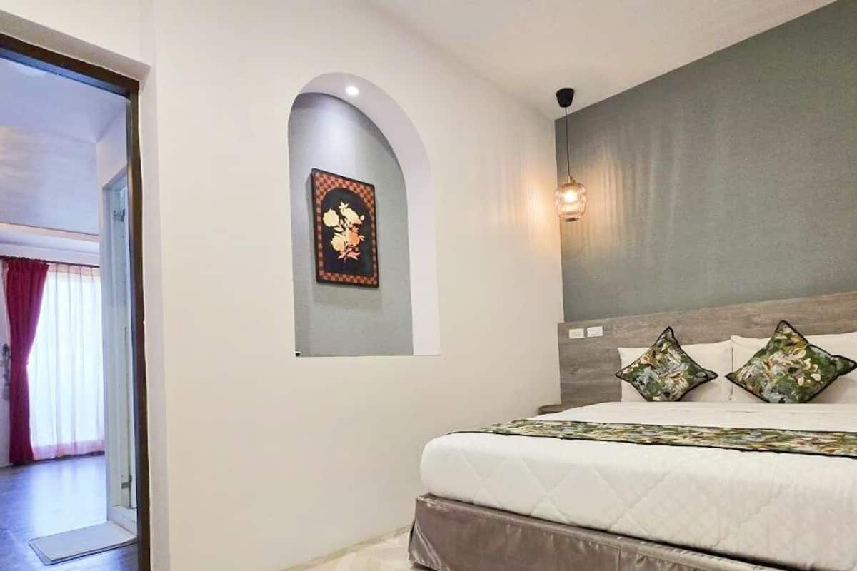 Habitación Premium doble | Zona de estar | Televisión LED de 46 pulgadas con canales por cable, una televisión