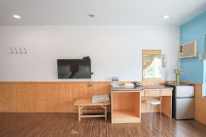 Family Room (Six people room) | Blackout drapes, soundproofing, free WiFi, bed sheets - Xing Ji Hotel (Hengchun)