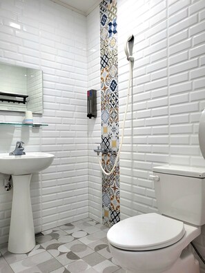 Kamar Quadruple Comfort, 2 Tempat Tidur Double | Kamar mandi | Shower, pengering rambut, sandal, dan sampo