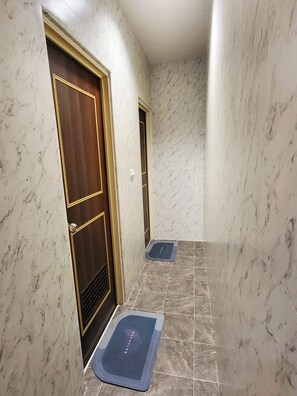 Familiekamer, Meerdere bedden, 2 badkamers, op benedenverdieping (12 people) | Badkamer | Een douche, een haardroger, pantoffels, shampoo
