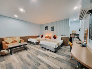 Kamar Quadruple Comfort, 2 Tempat Tidur Double | Didekorasi berbeda-beda dan ruang kerja ramah laptop