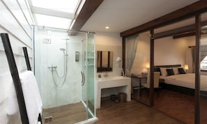 Minibar, coffres-forts dans les chambres, bureau, rideaux occultants