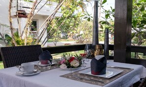 Frühstück, lokale und internationale Küche, Blick auf den Garten 