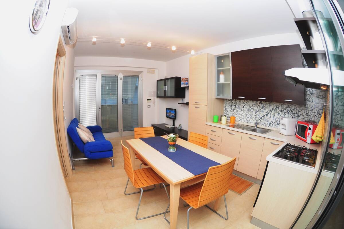 Apartamento conforto, 2 quartos, cozinha americana, vista parcial para o mar | Área de estar