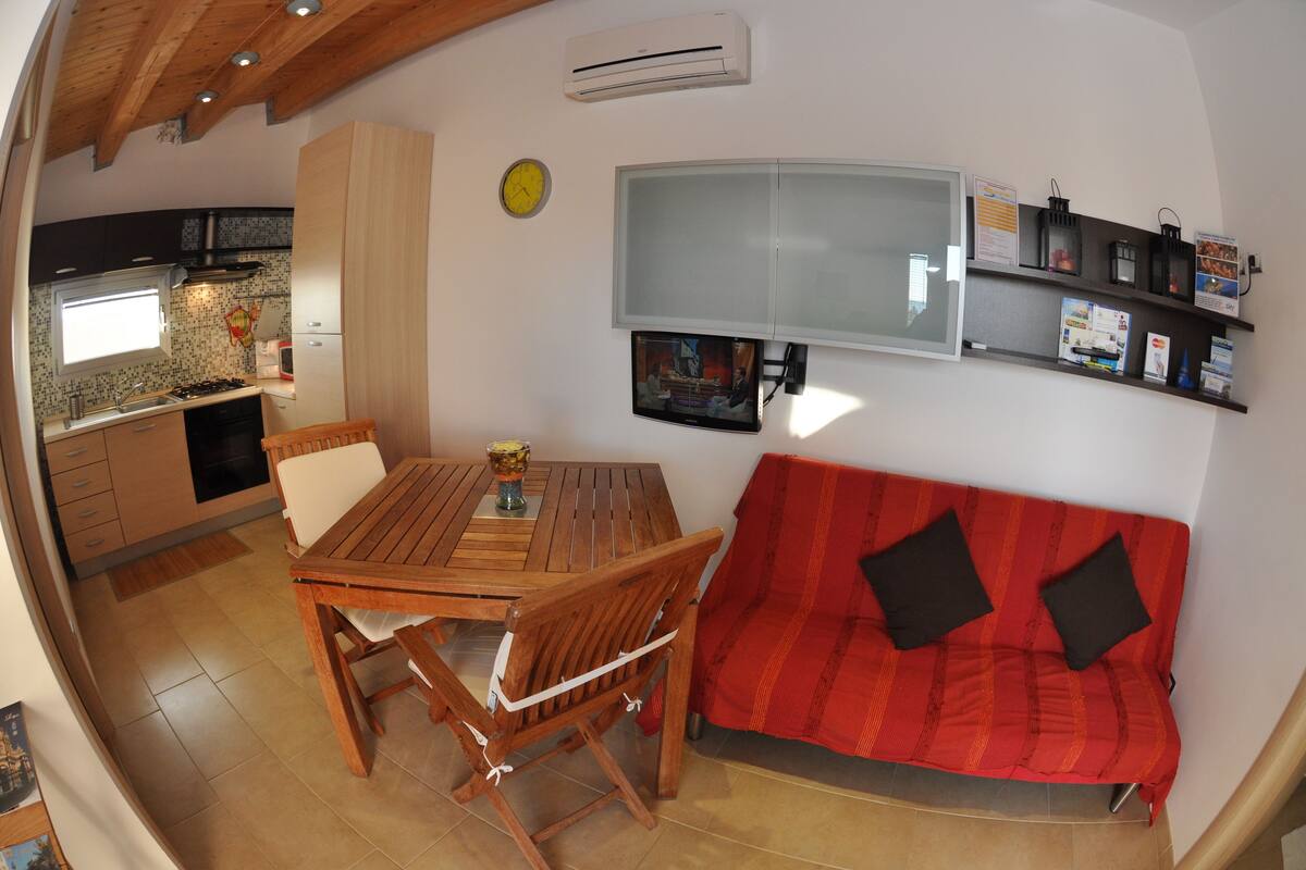 Apartamento conforto, 1 quarto, cozinha americana, vista para o mar | Área de estar