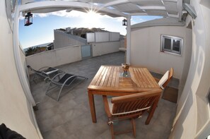 Apartamento conforto, 1 quarto, cozinha americana, vista para o mar | Terraço/pátio