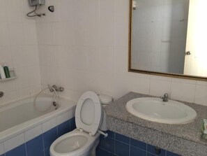 Double Room | Bathroom | Combined shower/bathtub, free toiletries, towels