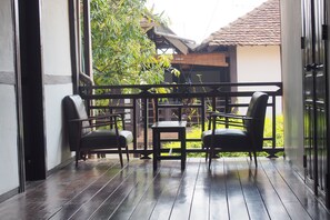Terrace/patio - Villa Lao Traditional House Hotel (Vientiane)