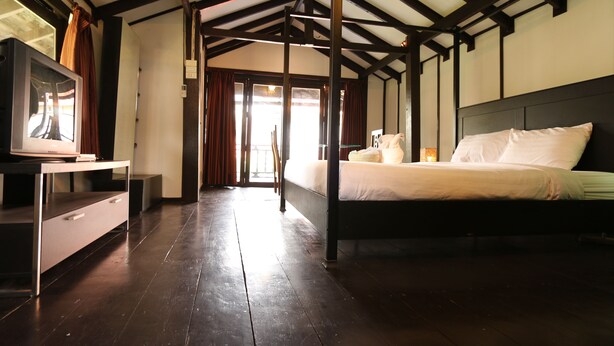 Phòng đôi Deluxe, ban công | Bàn, giường gấp/giường phụ (phụ phí) 