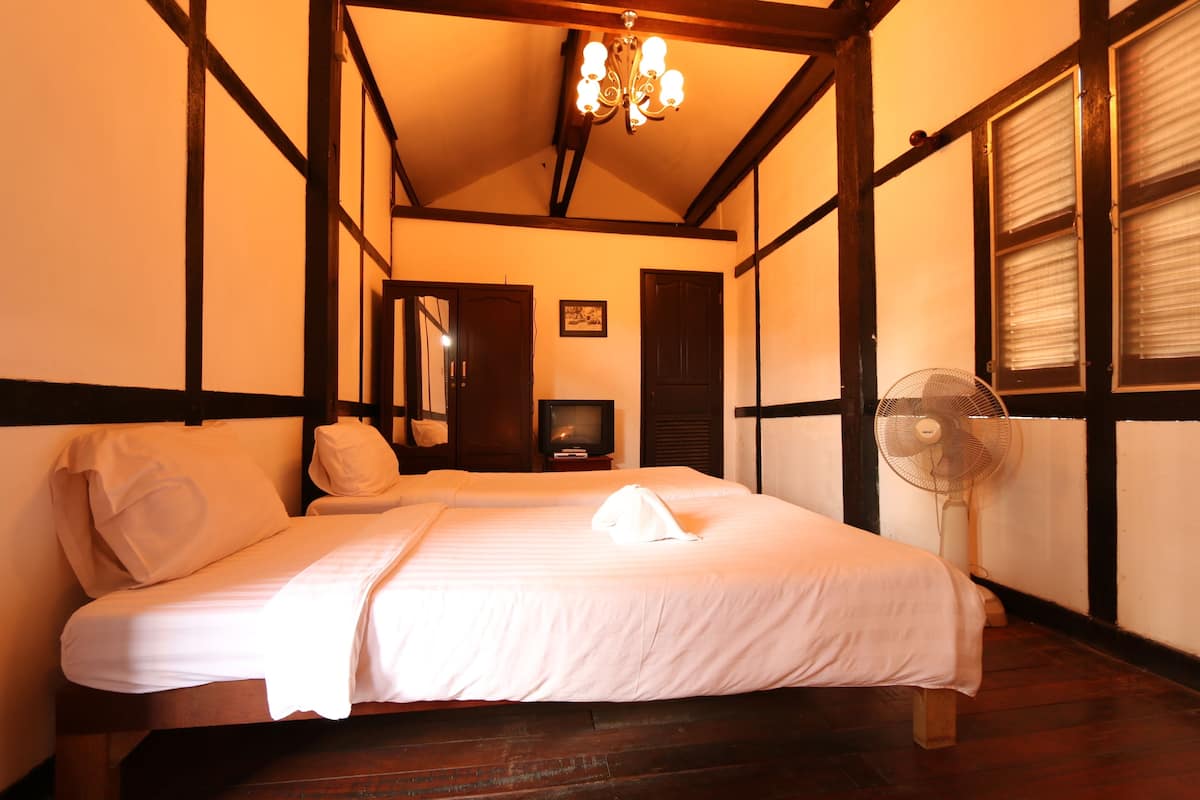 Desk, rollaway beds, free WiFi