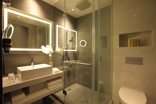 Honeymoon Room, 1 King Bed | Bathroom | Shower, rainfall showerhead, hair dryer, slippers