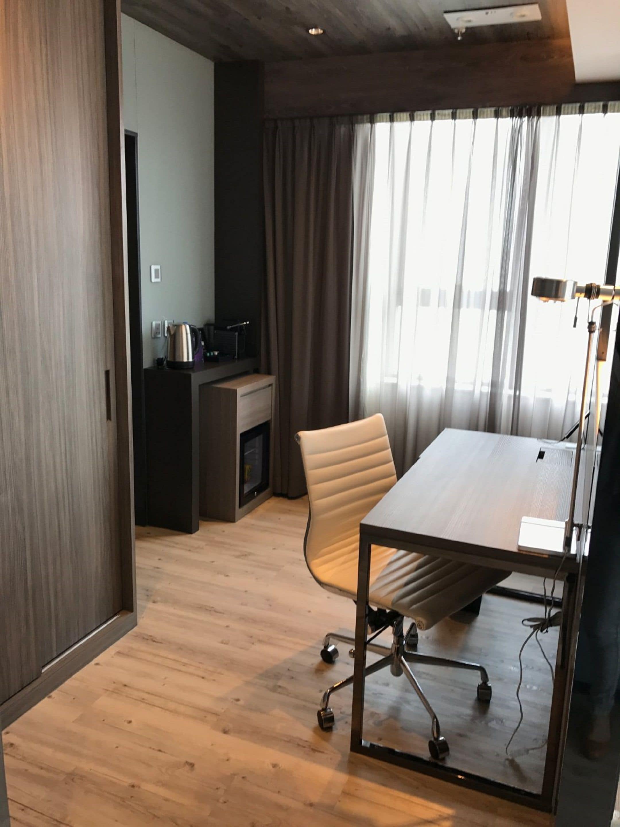 deluxe queen room | premium bedding, down duvets, pillow-top beds, in-room safe