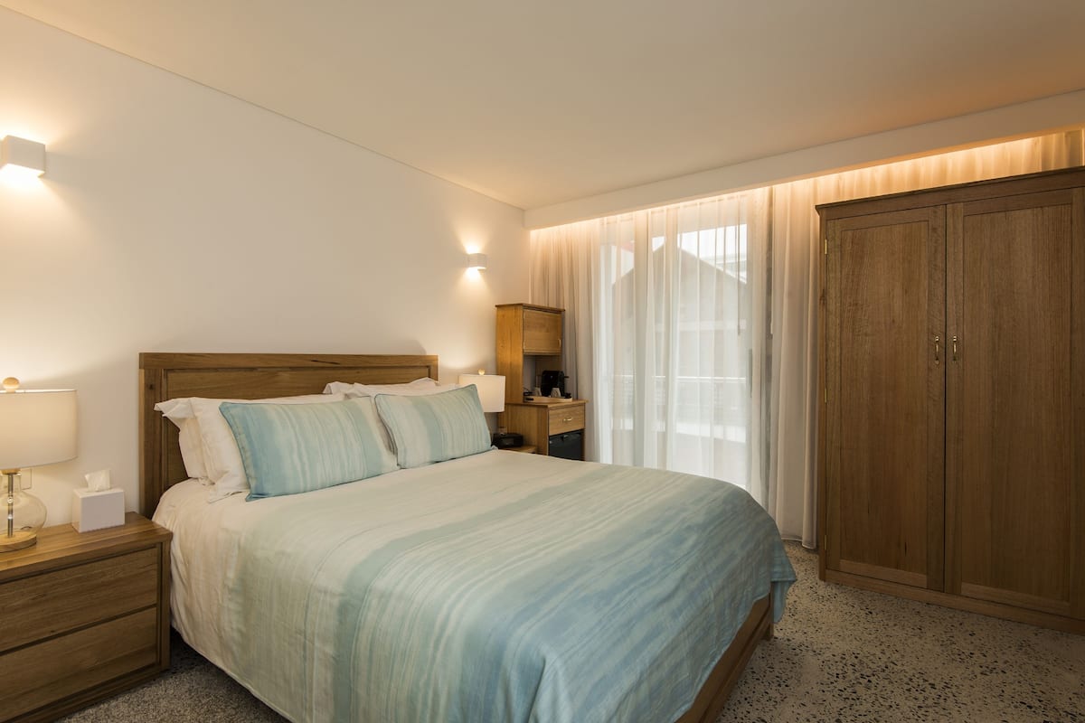 Standaard tweepersoonskamer, toegankelijk voor mindervaliden | Luxe beddengoed, een minibar met enkele gratis items
