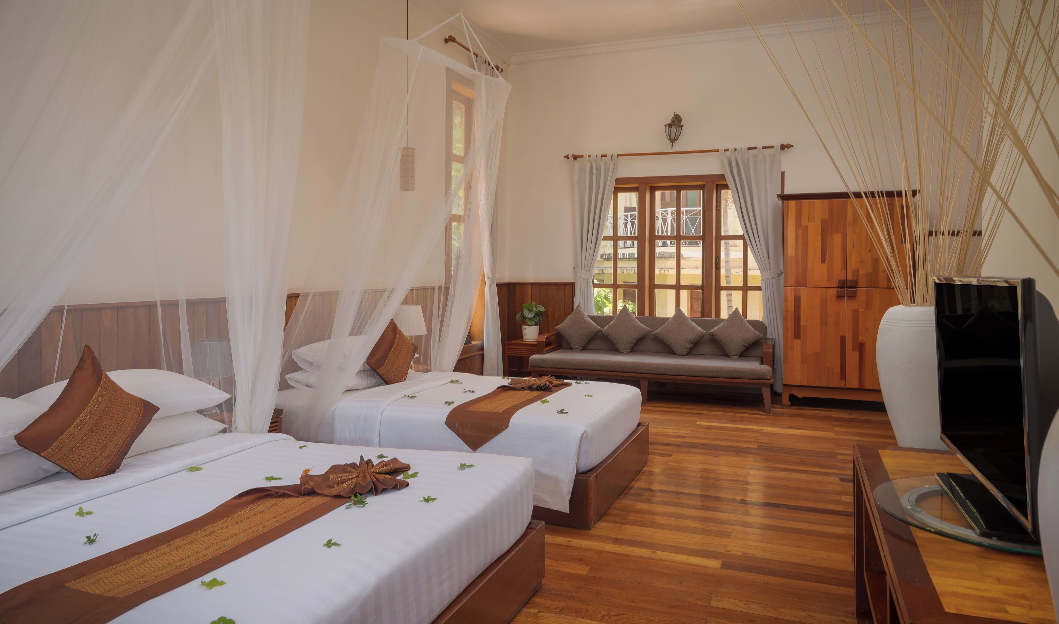 Perhesviitti (Private) | Ylelliset vuodevaatteet, minibaari, tallelokero huoneessa, työpöytä