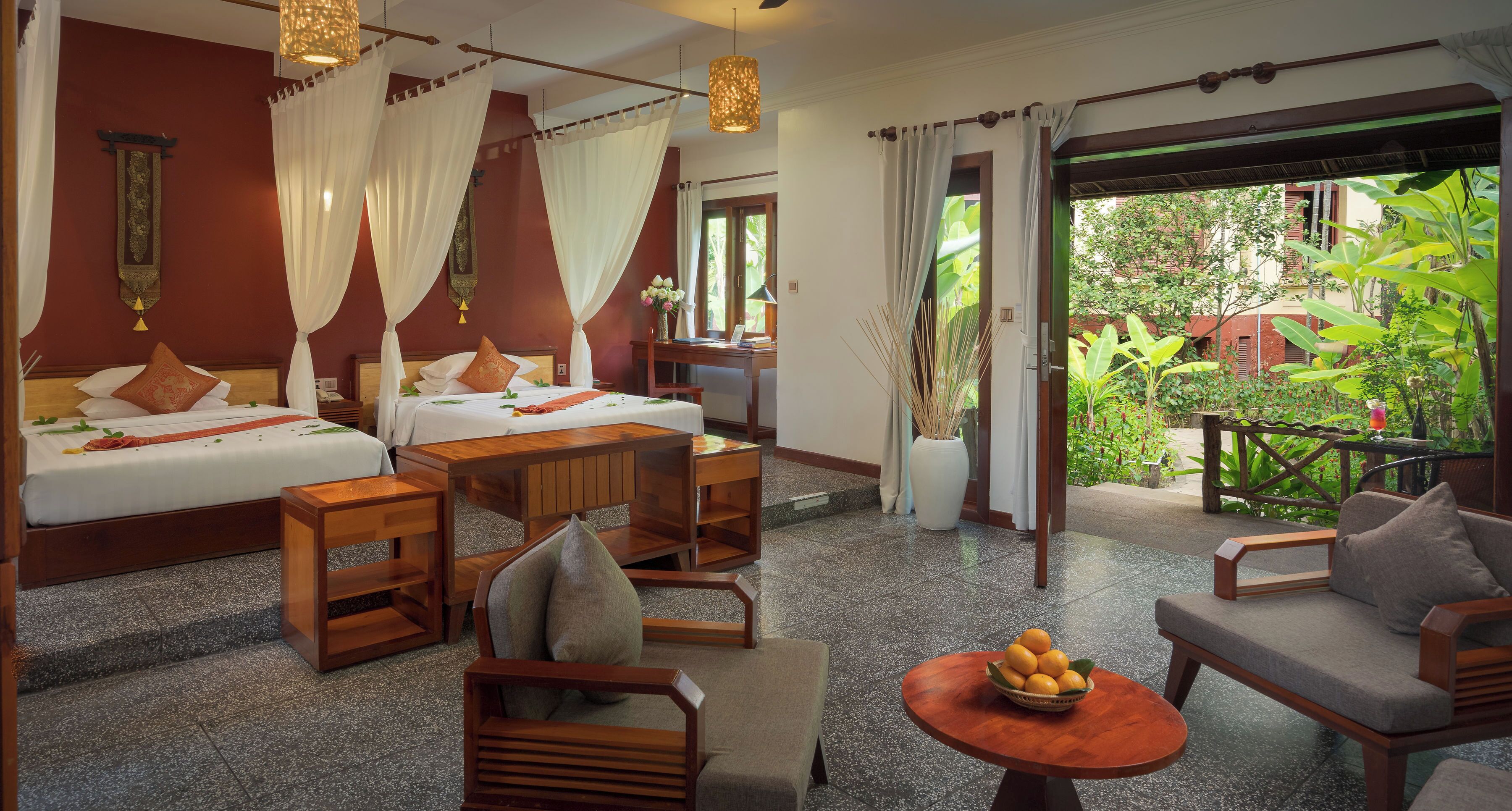 Sviitti, näköala puutarhaan (Private) | Ylelliset vuodevaatteet, minibaari, tallelokero huoneessa, työpöytä