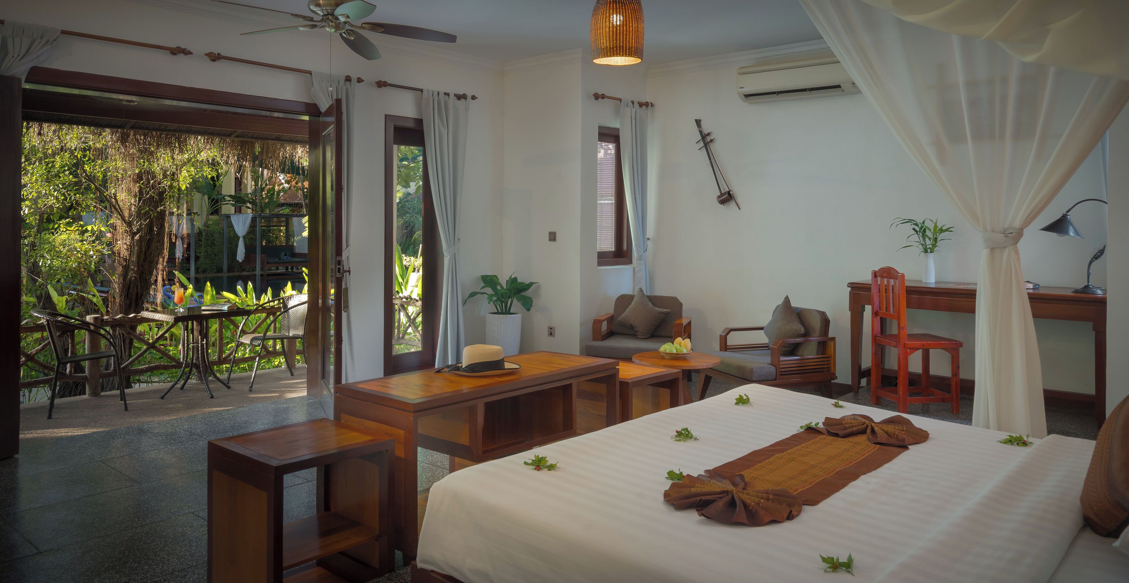 Sviitti, näköala uima-altaalle (Private) | Ylelliset vuodevaatteet, minibaari, tallelokero huoneessa, työpöytä