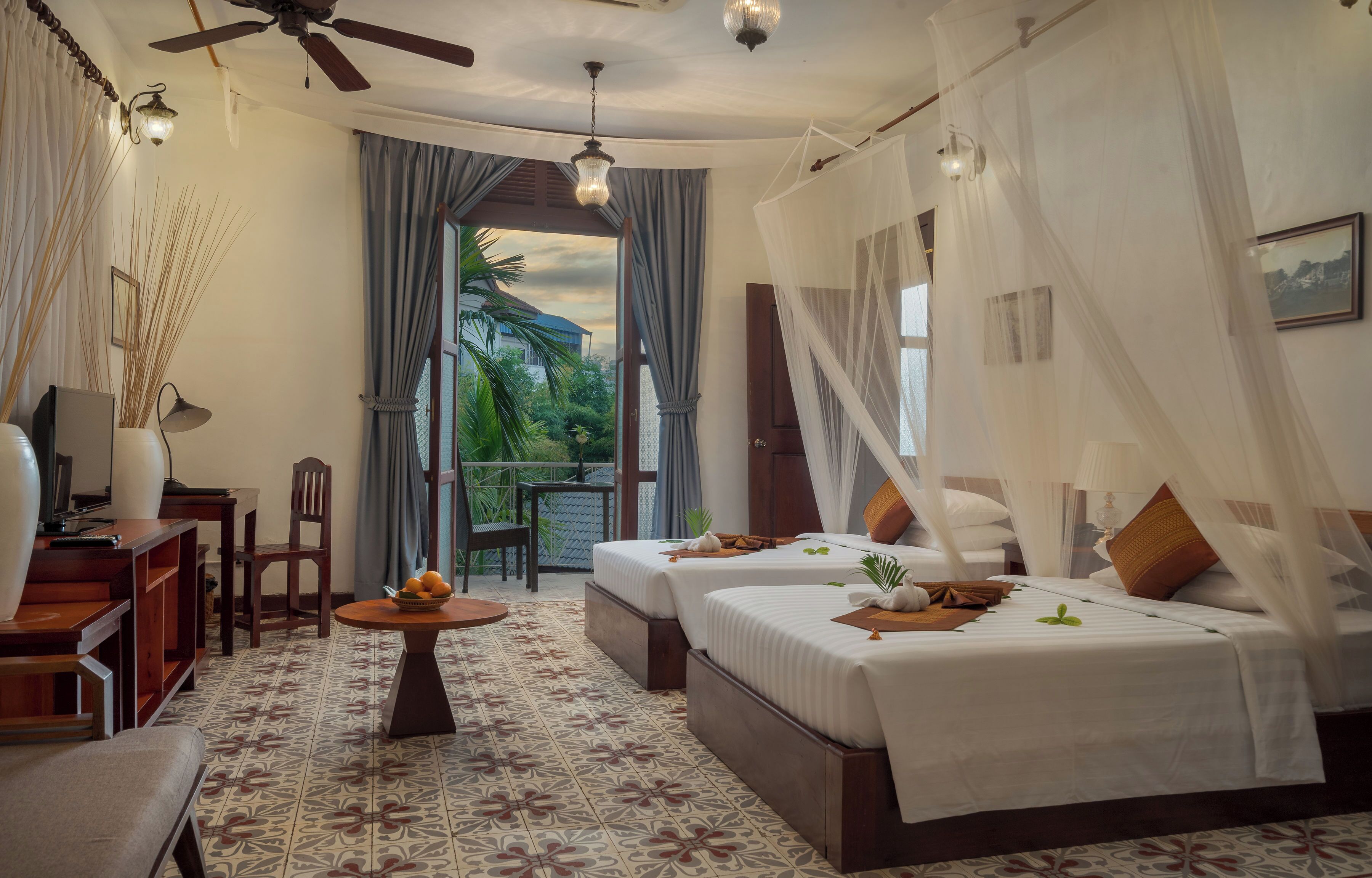 Huone (Governor Suite ) | Ylelliset vuodevaatteet, minibaari, tallelokero huoneessa, työpöytä