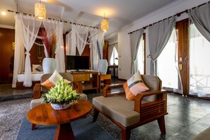 Svit - utsikt mot trädgården (Private) | Vardagsrum | 25-tums platt-tv med kabelkanaler och tv