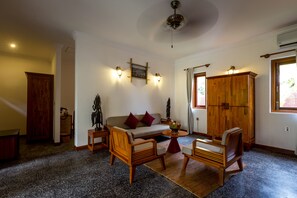 25-tums platt-tv med kabelkanaler och tv