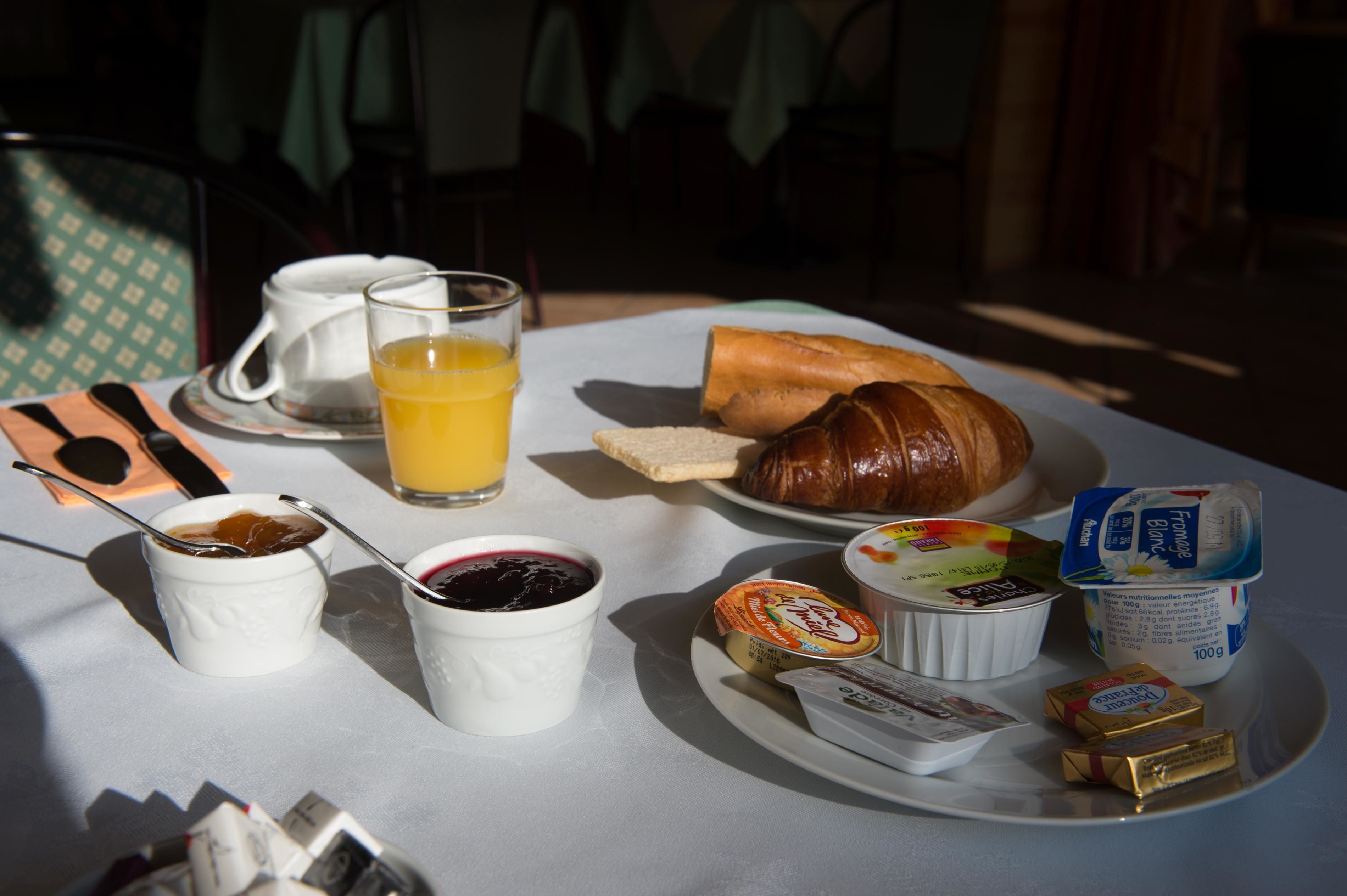 Tägliches Frühstücksbuffet gegen Gebühr