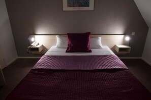 デスク、アイロン / アイロン台、可動式ベッド、WiFi (無料)