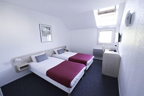 Bureau, fer et planche à repasser, lits pliants/supplémentaires