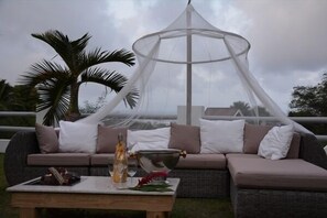 Outdoor dining - Kokogrove Chalets (Mahé Island)