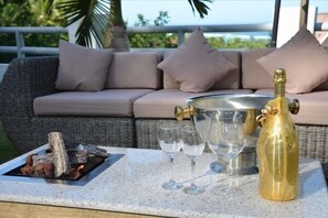 Outdoor dining - Kokogrove Chalets (Mahé Island)