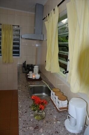 Réfrigérateur, micro-ondes, plaque de cuisson, cafetière/bouilloire