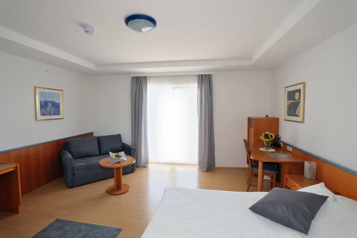 Habitación Confort doble, 1 cama doble, balcón | Ropa de cama de alta calidad, minibar, caja fuerte y escritorio