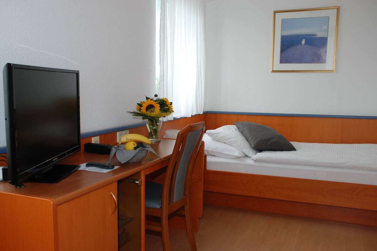Habitación individual Confort, 1 cama individual | Ropa de cama de alta calidad, minibar, caja fuerte y escritorio
