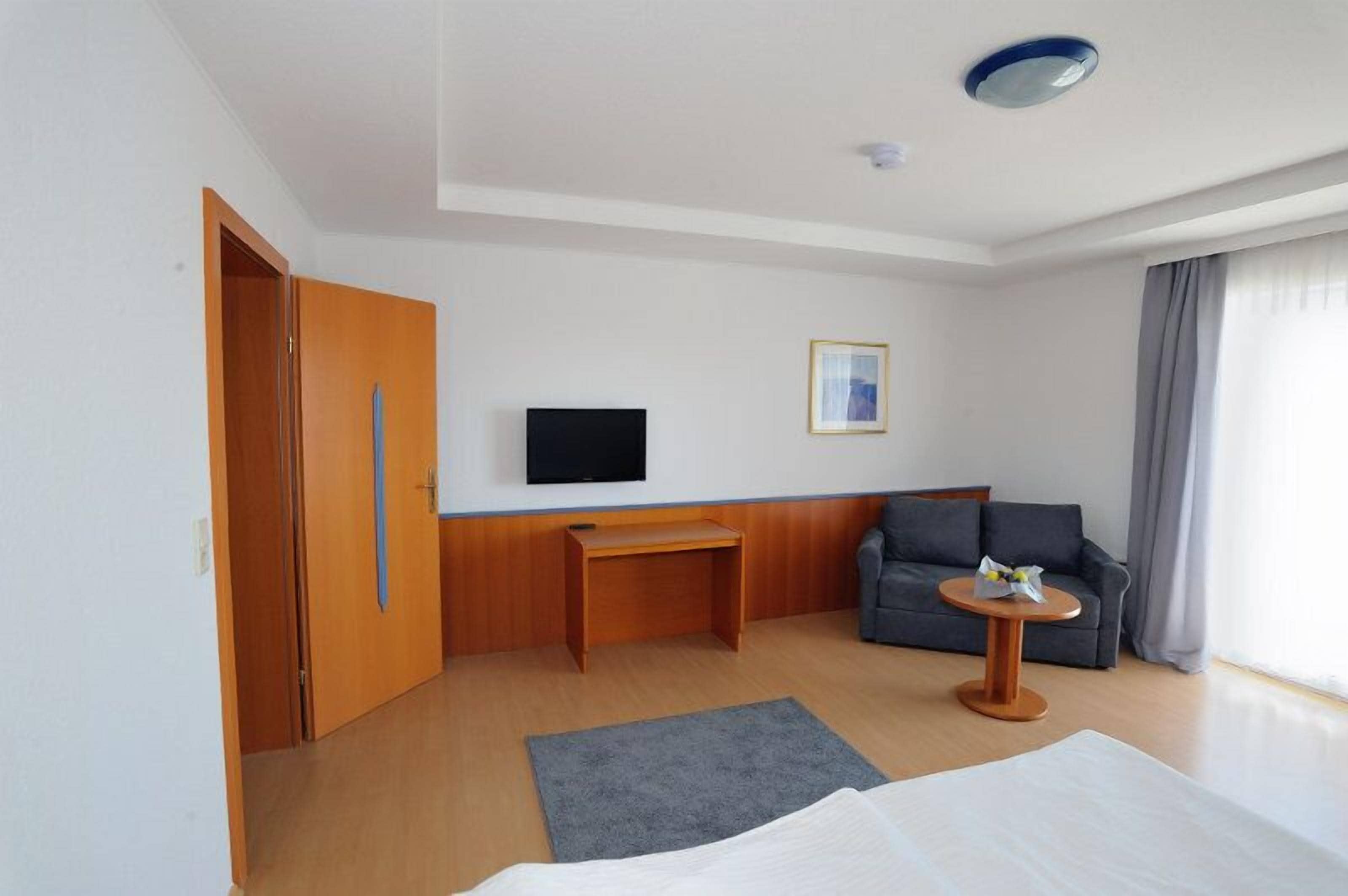 comfort double room, 1 double bed, balcony | premium bedding, minibar, in-room safe, desk